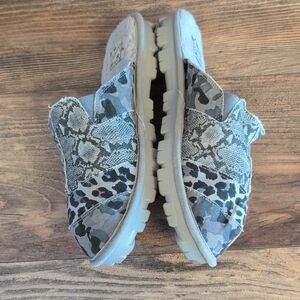 Blowfish Malibu Ice Sickle Peppercorn Snakeskin Animal Print Slippers 8